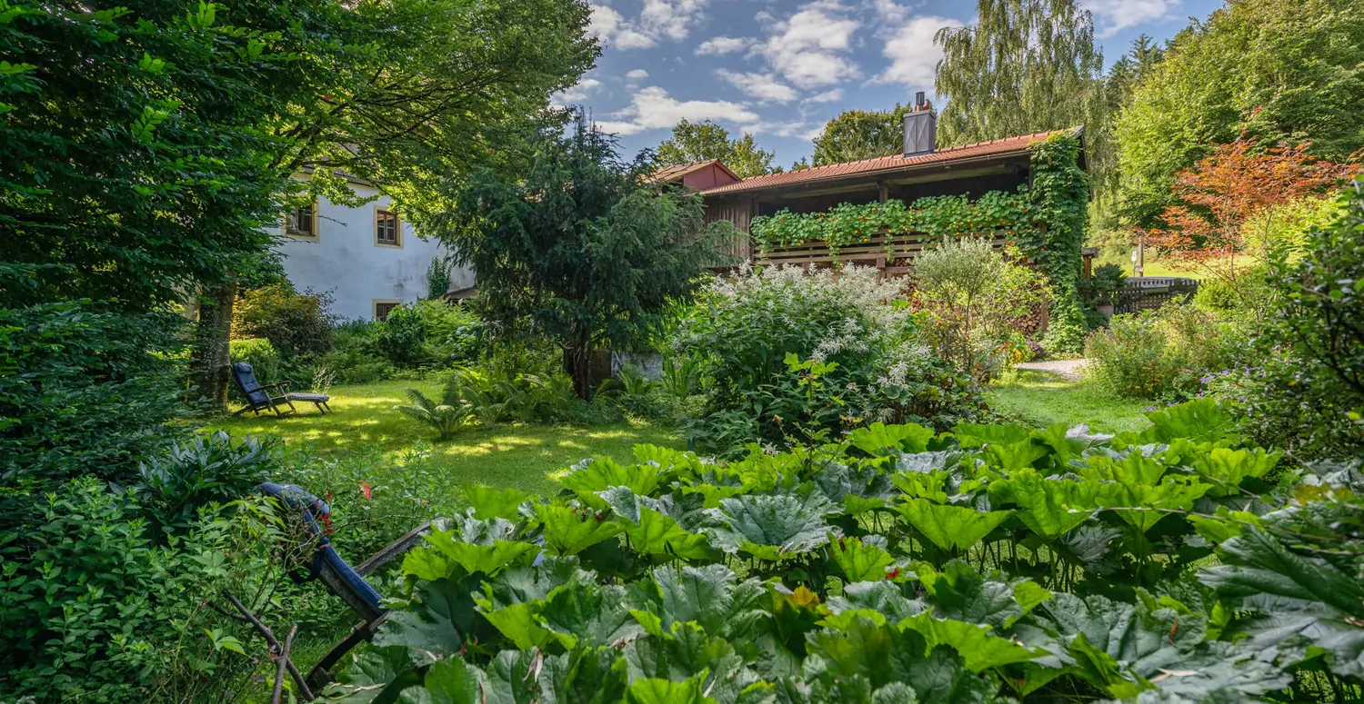 Denkmalgeschütztes Wohnhaus aus dem 18. Jahrhundert, ehemaliges Mühlengebäude in idyllischem Garten