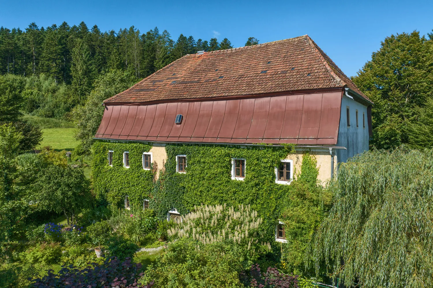 Denkmalgeschütztes Wohnhaus aus dem 18. Jahrhundert, ehemaliges Mühlengebäude in idyllischem Garten