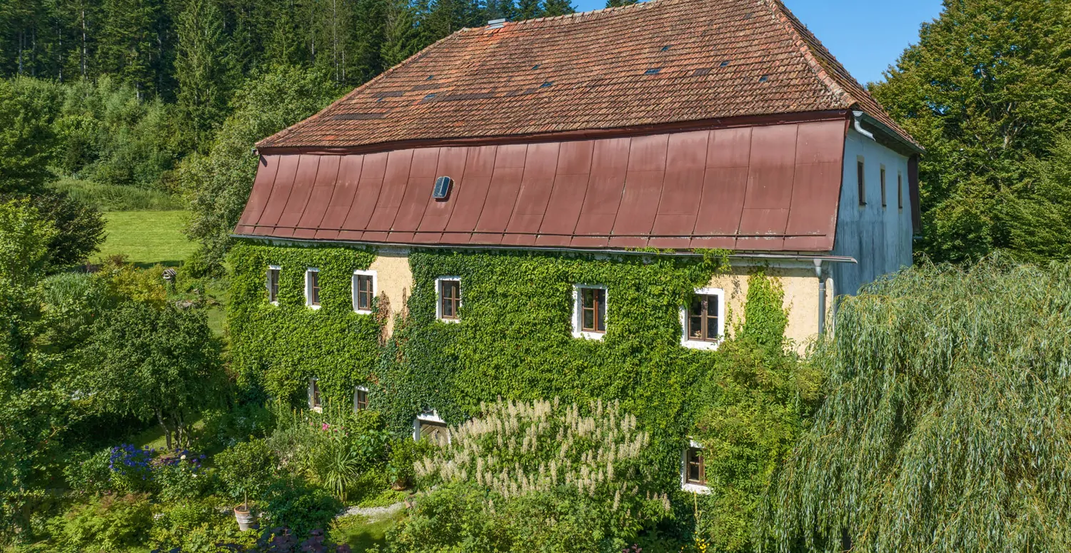 Denkmalgeschütztes Wohnhaus aus dem 18. Jahrhundert, ehemaliges Mühlengebäude in idyllischem Garten