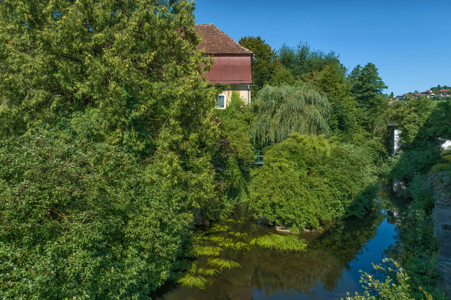 Denkmalgeschütztes Wohnhaus aus dem 18. Jahrhundert, ehemaliges Mühlengebäude in idyllischem Garten