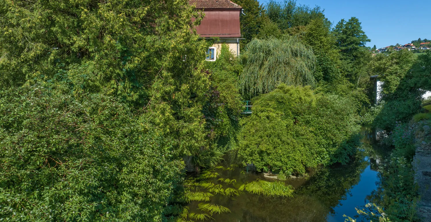Denkmalgeschütztes Wohnhaus aus dem 18. Jahrhundert, ehemaliges Mühlengebäude in idyllischem Garten