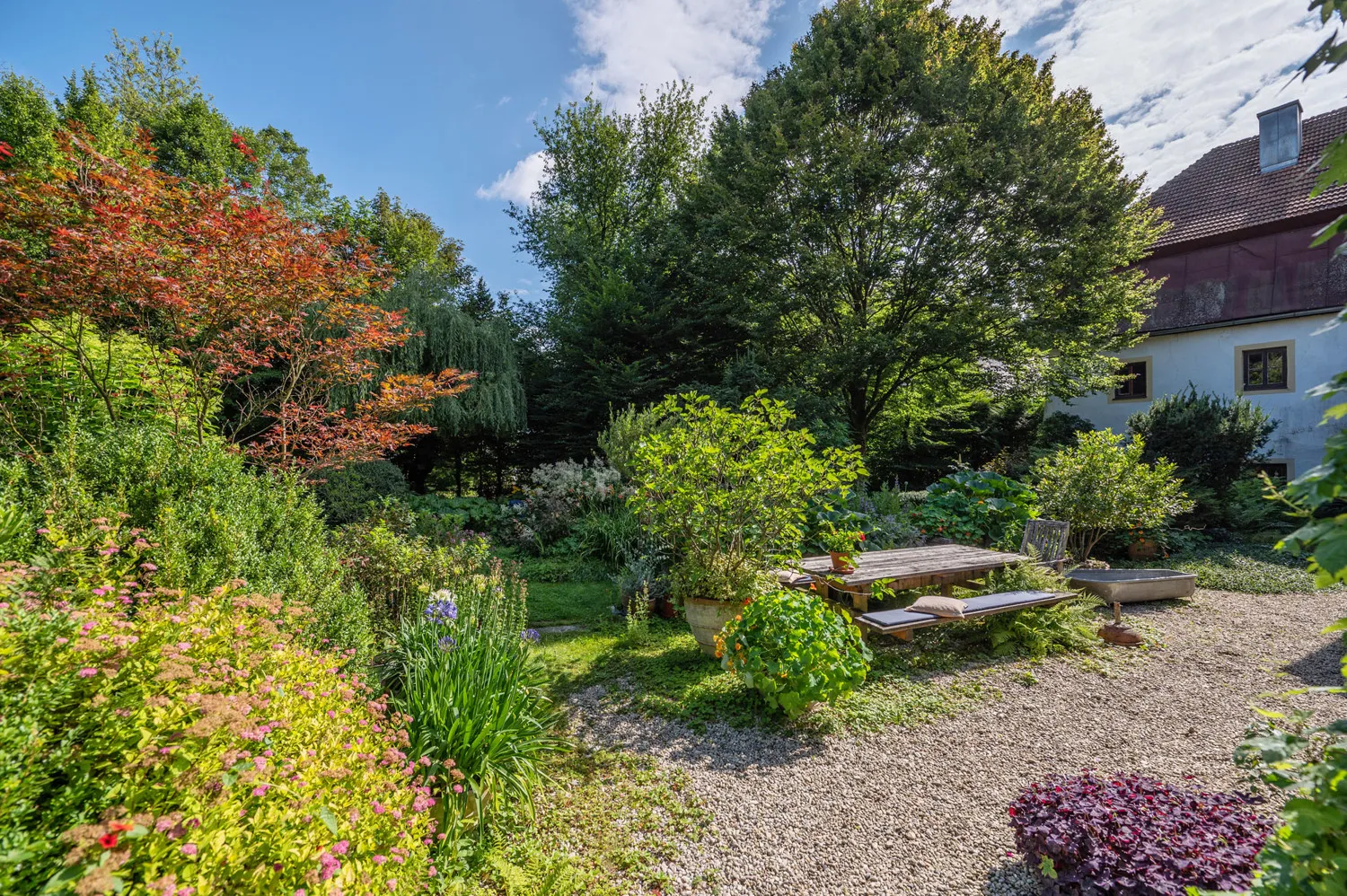 Denkmalgeschütztes Wohnhaus aus dem 18. Jahrhundert, ehemaliges Mühlengebäude in idyllischem Garten