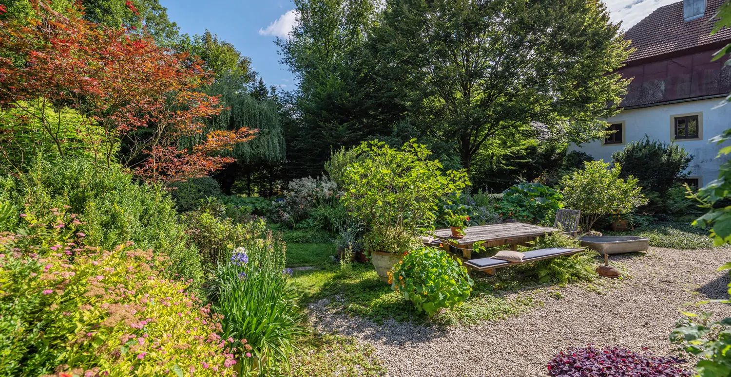 Denkmalgeschütztes Wohnhaus aus dem 18. Jahrhundert, ehemaliges Mühlengebäude in idyllischem Garten