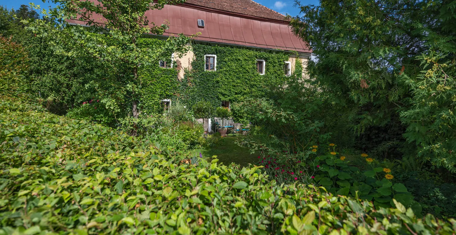 Denkmalgeschütztes Wohnhaus aus dem 18. Jahrhundert, ehemaliges Mühlengebäude in idyllischem Garten