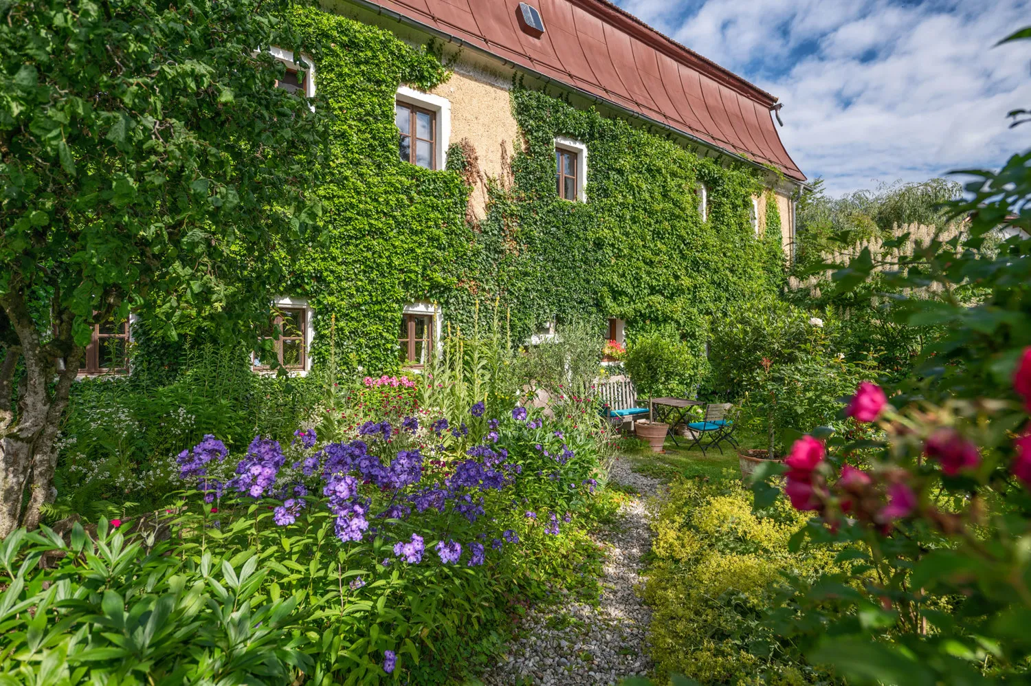 Denkmalgeschütztes Wohnhaus aus dem 18. Jahrhundert, ehemaliges Mühlengebäude in idyllischem Garten