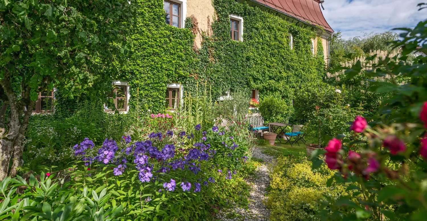 Denkmalgeschütztes Wohnhaus aus dem 18. Jahrhundert, ehemaliges Mühlengebäude in idyllischem Garten