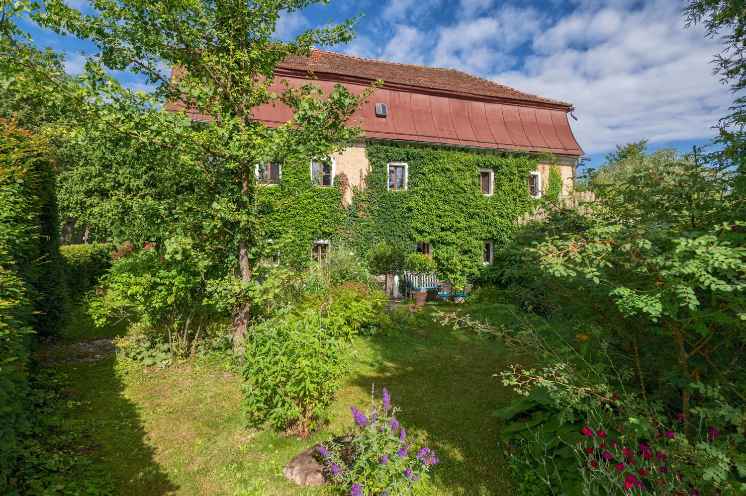 Denkmalgeschütztes Wohnhaus aus dem 18. Jahrhundert, ehemaliges Mühlengebäude in idyllischem Garten