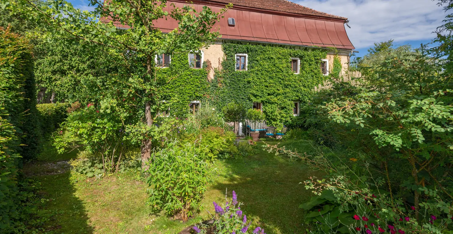 Denkmalgeschütztes Wohnhaus aus dem 18. Jahrhundert, ehemaliges Mühlengebäude in idyllischem Garten