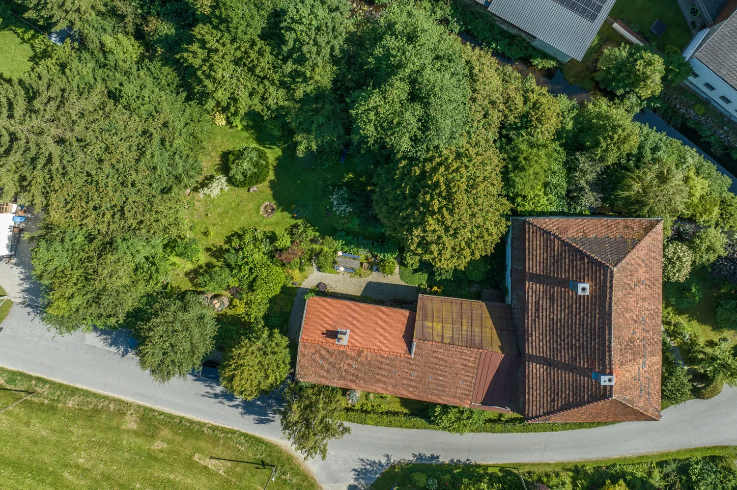 Denkmalgeschütztes Wohnhaus aus dem 18. Jahrhundert, ehemaliges Mühlengebäude in idyllischem Garten