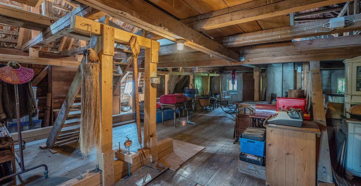 Denkmalgeschütztes Wohnhaus aus dem 18. Jahrhundert, ehemaliges Mühlengebäude in idyllischem Garten