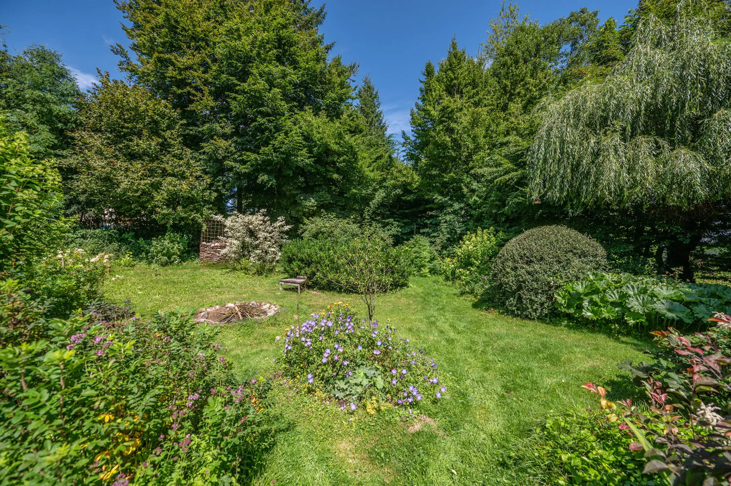 Denkmalgeschütztes Wohnhaus aus dem 18. Jahrhundert, ehemaliges Mühlengebäude in idyllischem Garten