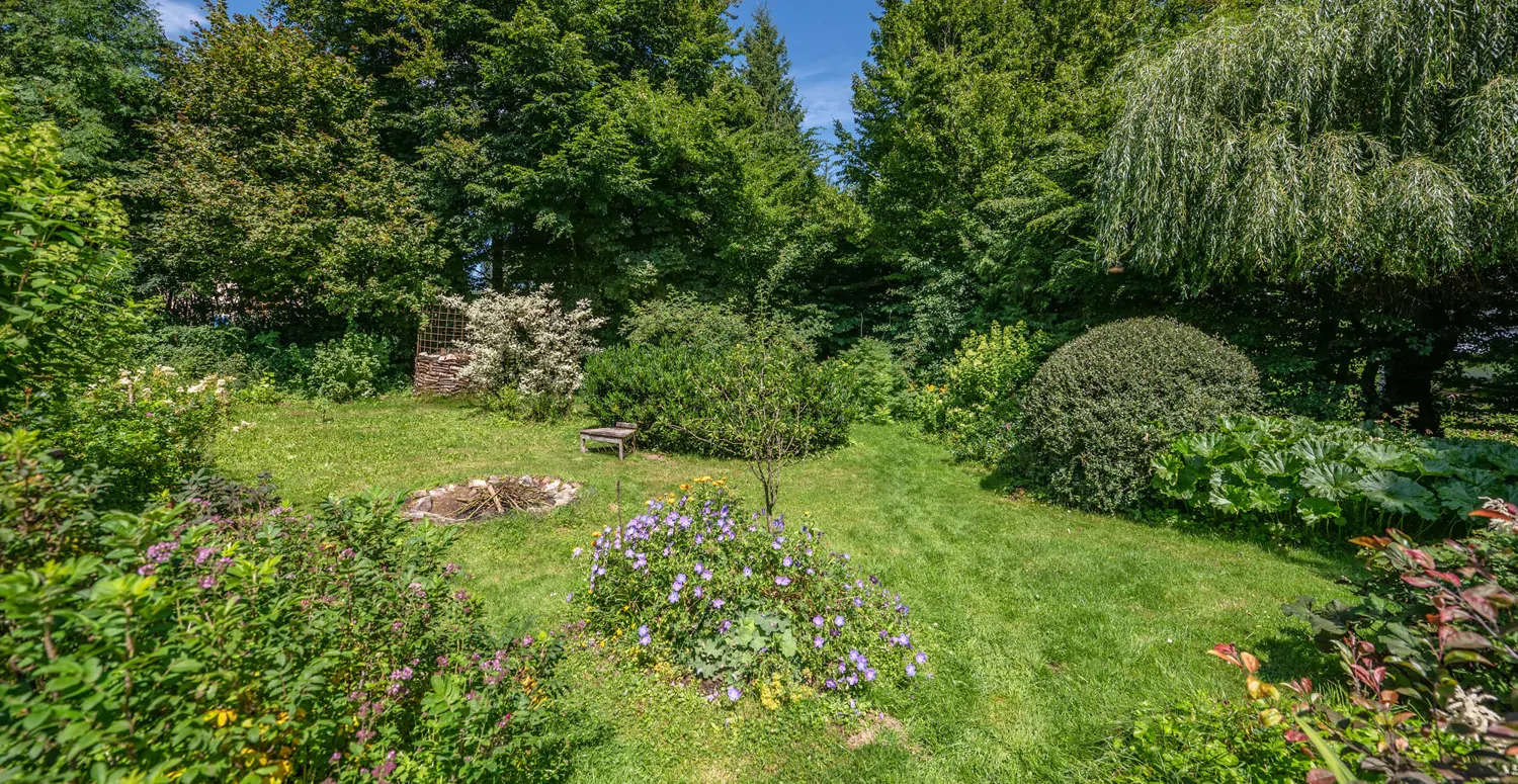 Denkmalgeschütztes Wohnhaus aus dem 18. Jahrhundert, ehemaliges Mühlengebäude in idyllischem Garten