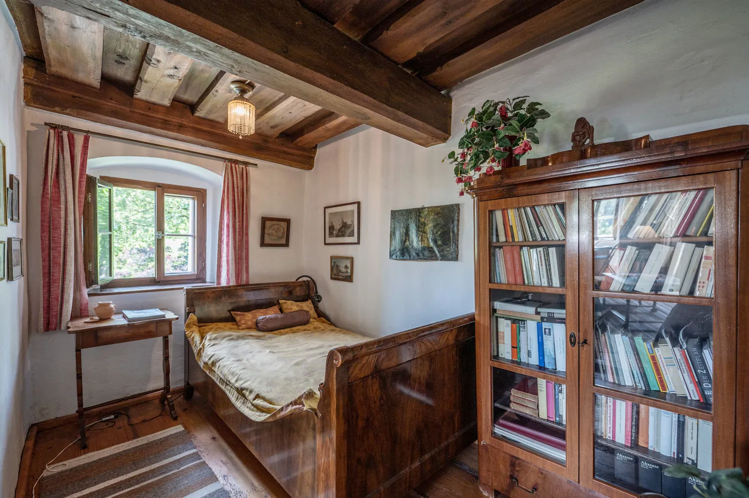 Denkmalgeschütztes Wohnhaus aus dem 18. Jahrhundert, ehemaliges Mühlengebäude in idyllischem Garten