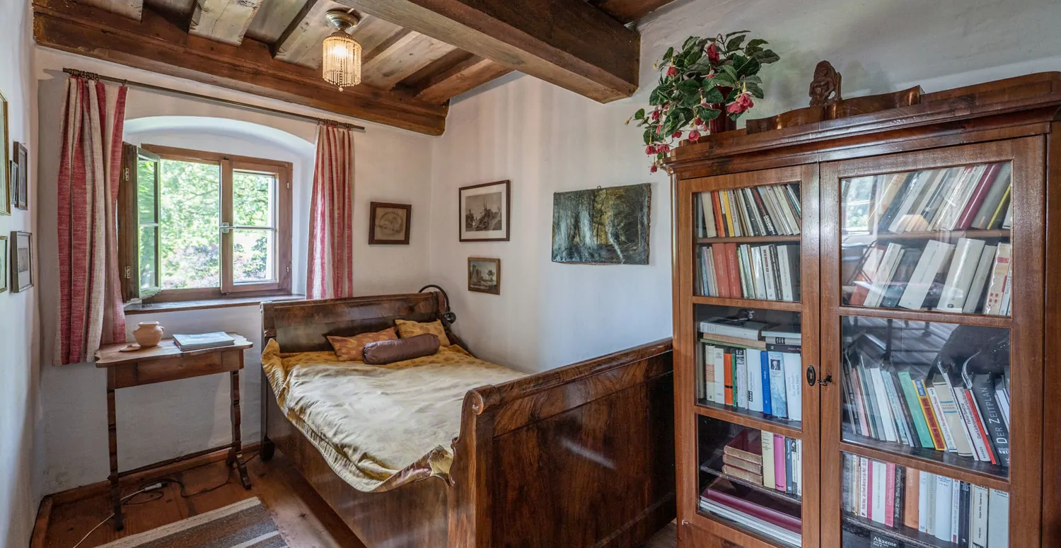 Denkmalgeschütztes Wohnhaus aus dem 18. Jahrhundert, ehemaliges Mühlengebäude in idyllischem Garten