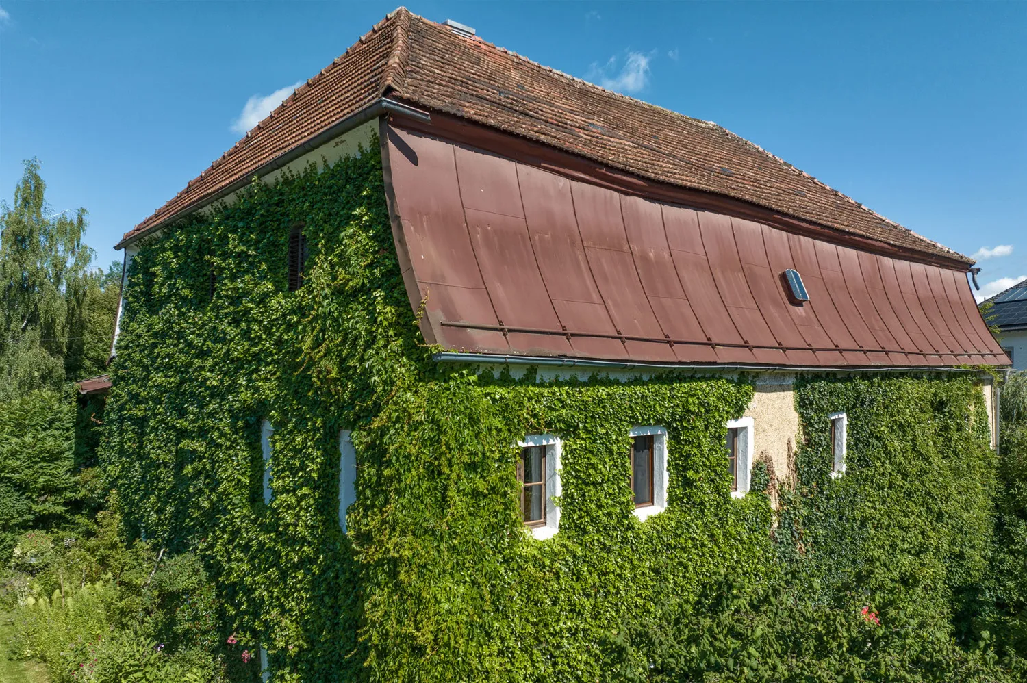 Denkmalgeschütztes Wohnhaus aus dem 18. Jahrhundert, ehemaliges Mühlengebäude in idyllischem Garten