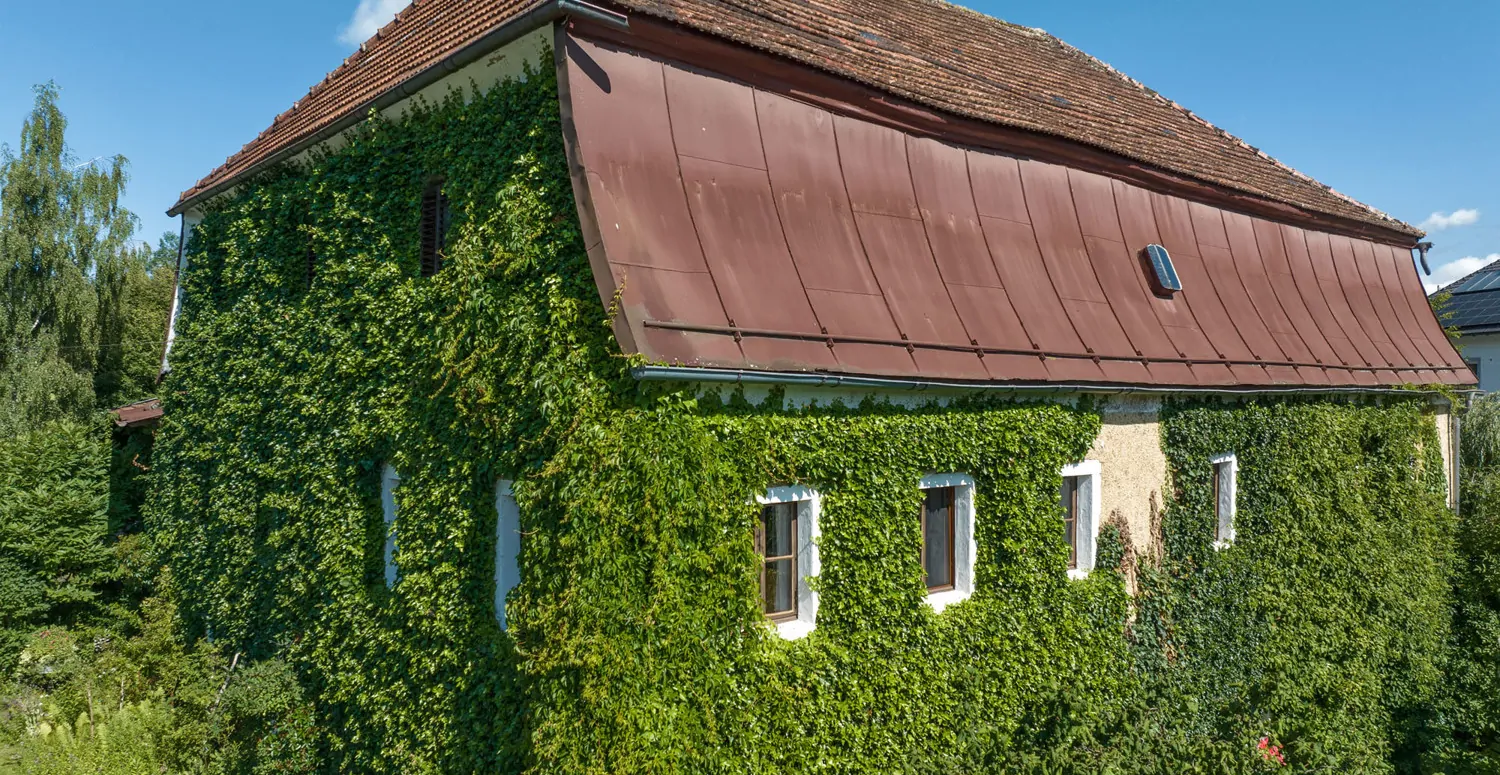 Denkmalgeschütztes Wohnhaus aus dem 18. Jahrhundert, ehemaliges Mühlengebäude in idyllischem Garten