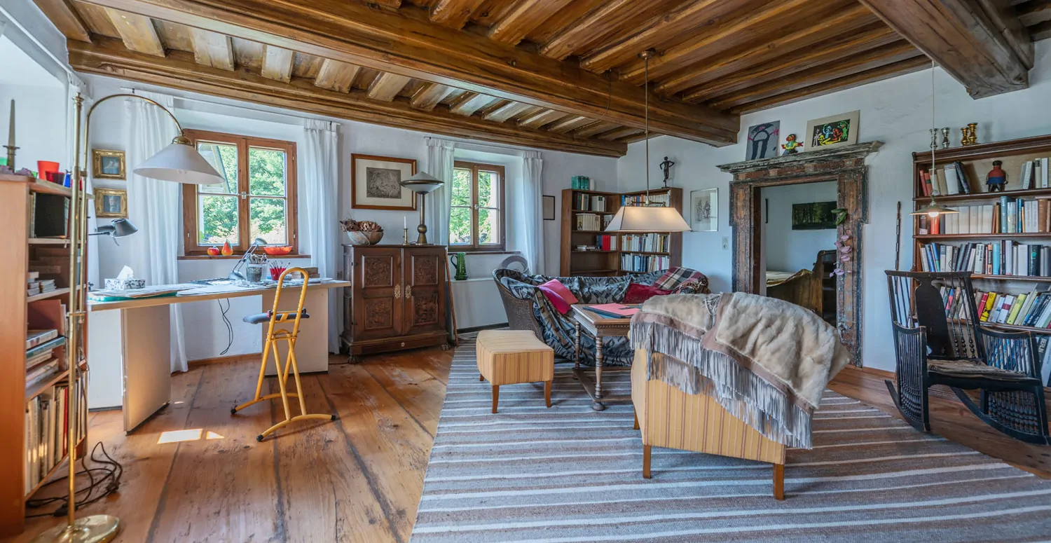 Denkmalgeschütztes Wohnhaus aus dem 18. Jahrhundert, ehemaliges Mühlengebäude in idyllischem Garten