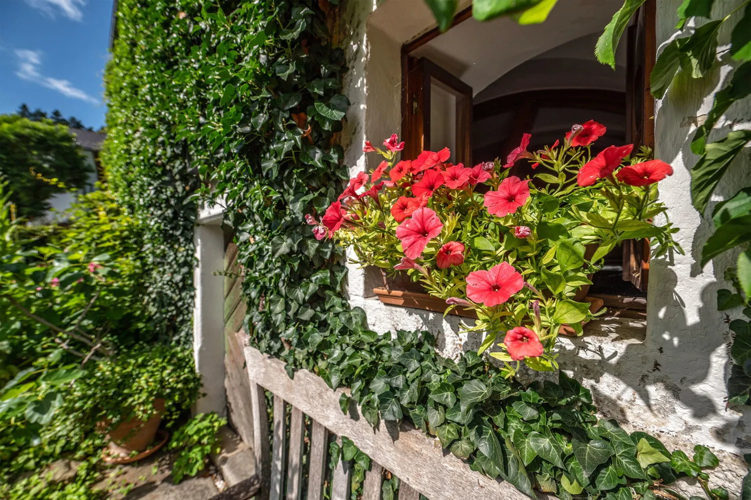 Denkmalgeschütztes Wohnhaus aus dem 18. Jahrhundert, ehemaliges Mühlengebäude in idyllischem Garten
