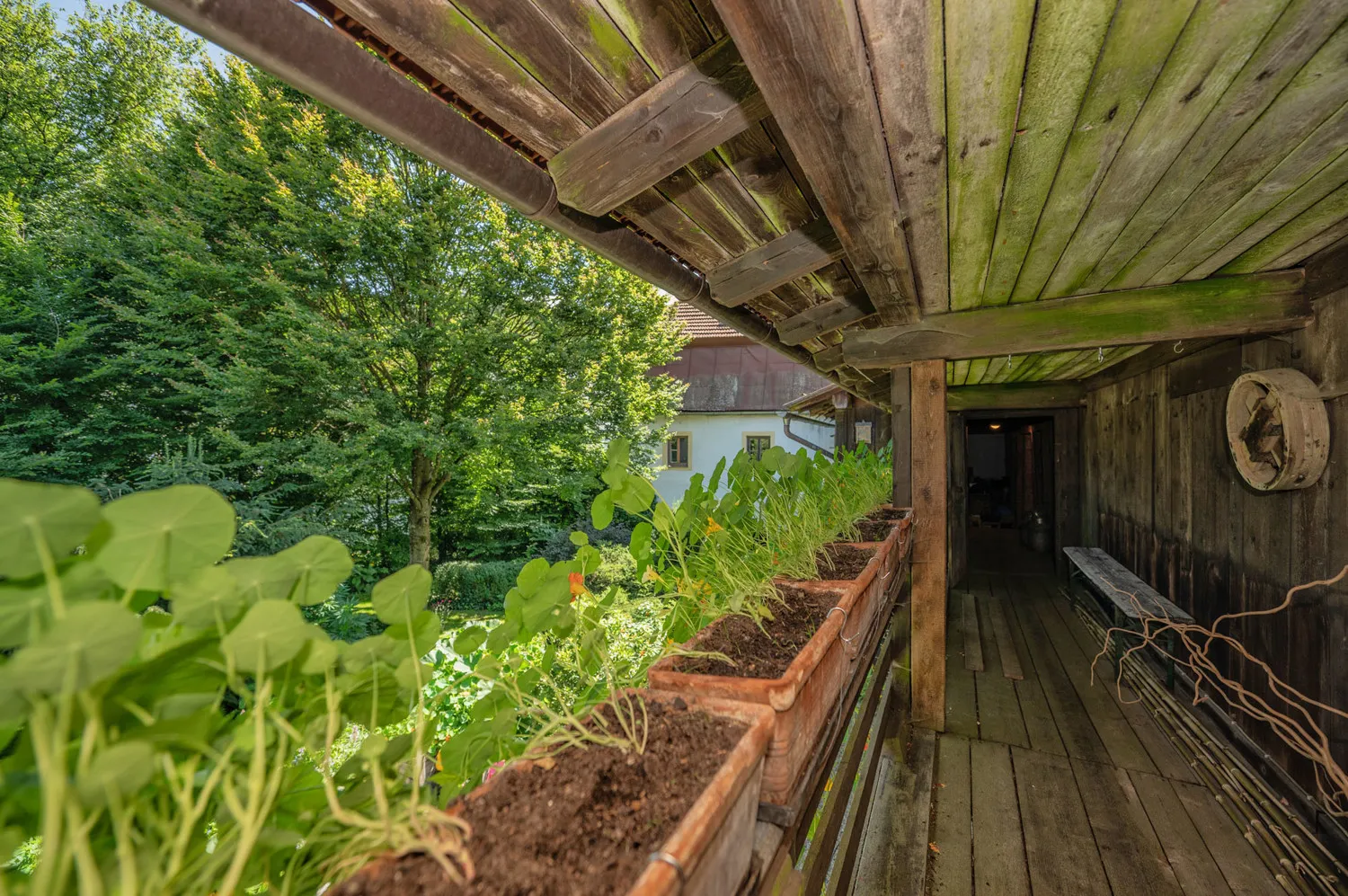 Denkmalgeschütztes Wohnhaus aus dem 18. Jahrhundert, ehemaliges Mühlengebäude in idyllischem Garten