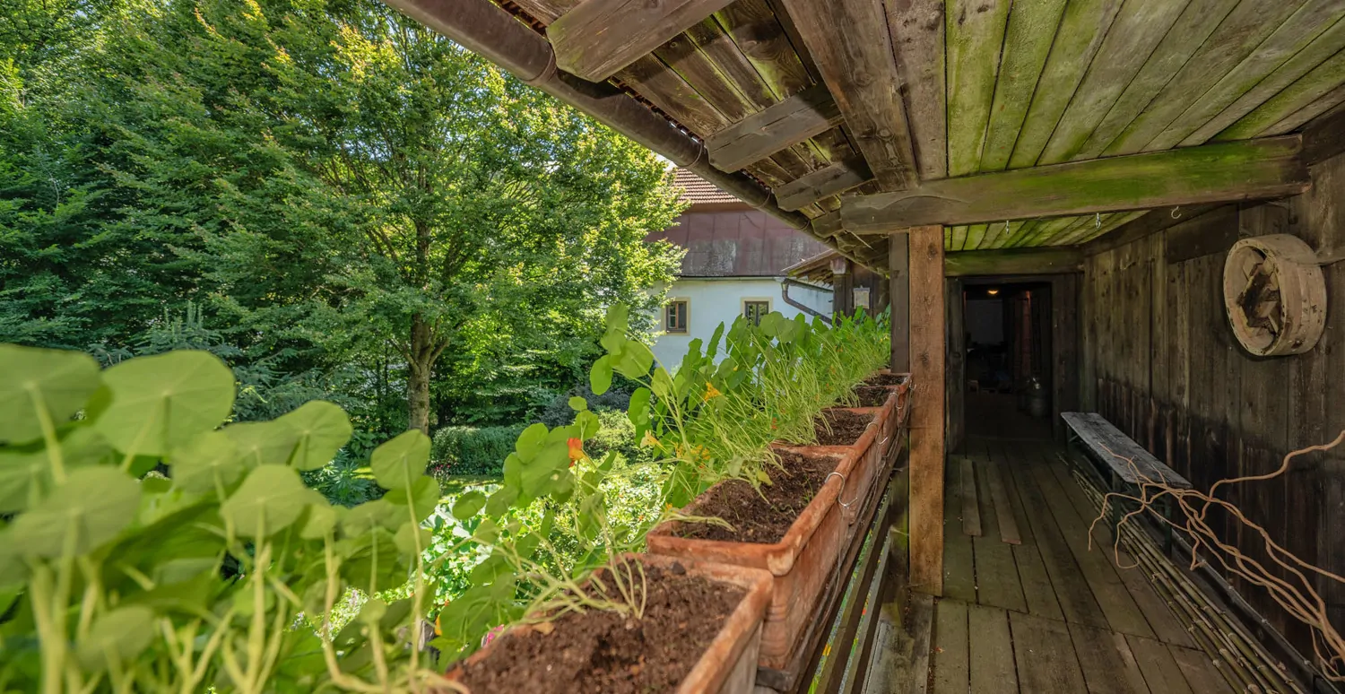 Denkmalgeschütztes Wohnhaus aus dem 18. Jahrhundert, ehemaliges Mühlengebäude in idyllischem Garten
