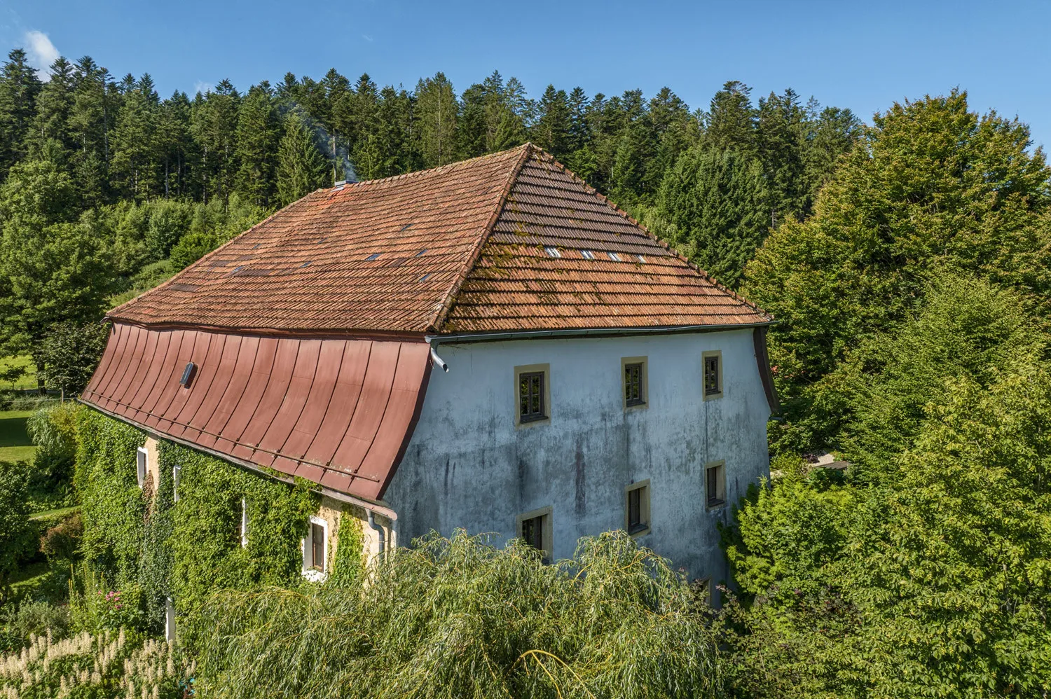 Denkmalgeschütztes Wohnhaus aus dem 18. Jahrhundert, ehemaliges Mühlengebäude in idyllischem Garten