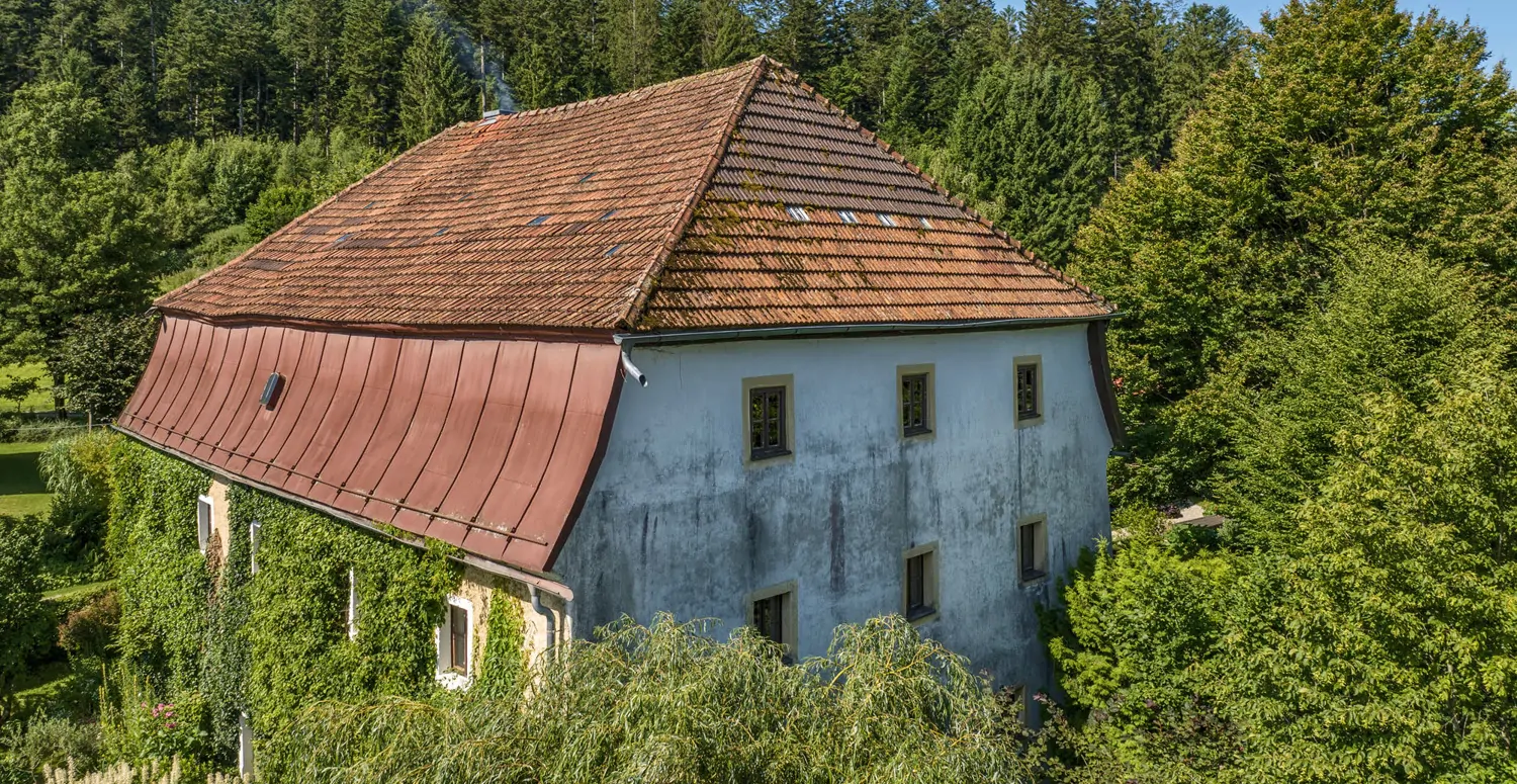 Denkmalgeschütztes Wohnhaus aus dem 18. Jahrhundert, ehemaliges Mühlengebäude in idyllischem Garten