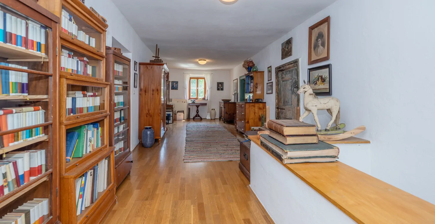 Denkmalgeschütztes Wohnhaus aus dem 18. Jahrhundert, ehemaliges Mühlengebäude in idyllischem Garten