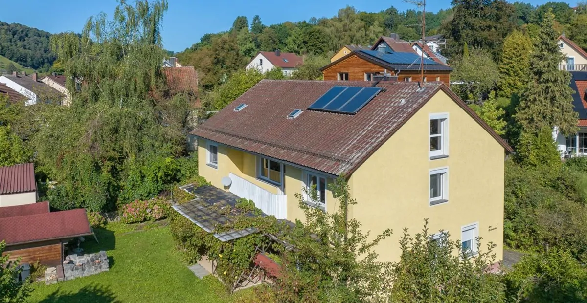 Großzügiges Zweifamilienhaus auf schönem Grundstück mit genügend Platz für Ihre Ideen