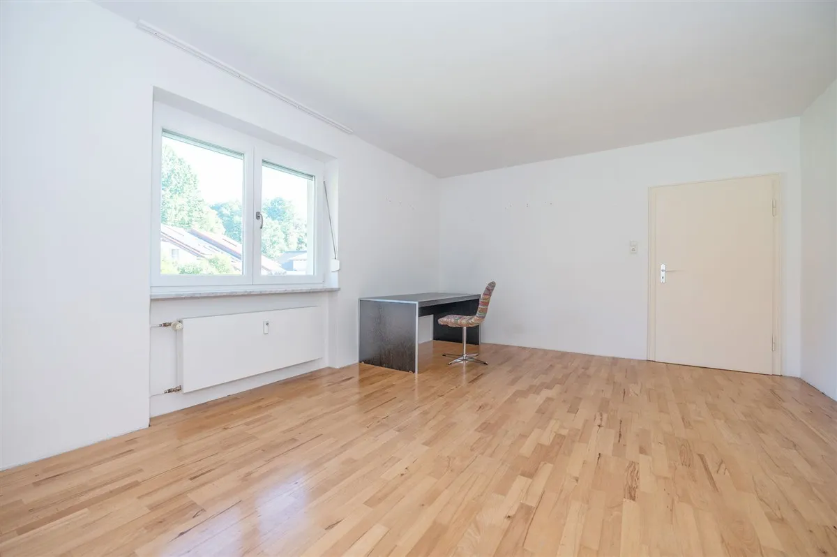 Großzügiges Zweifamilienhaus auf schönem Grundstück mit genügend Platz für Ihre Ideen