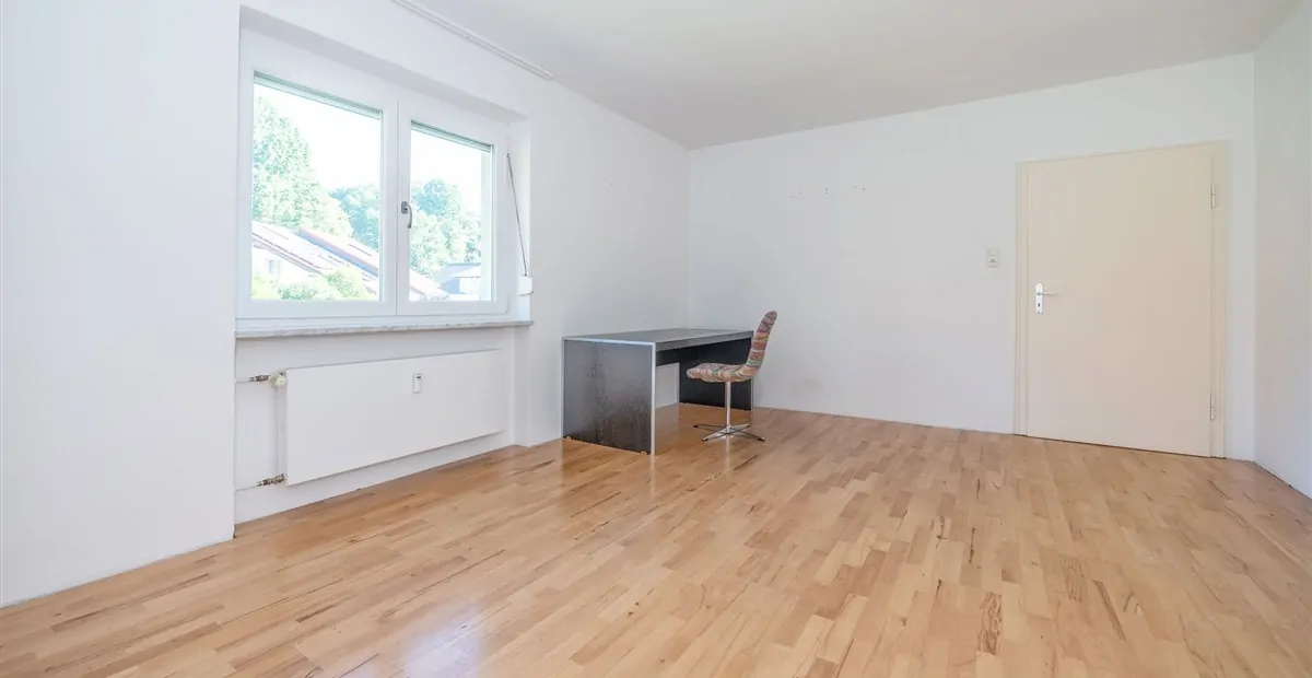 Großzügiges Zweifamilienhaus auf schönem Grundstück mit genügend Platz für Ihre Ideen