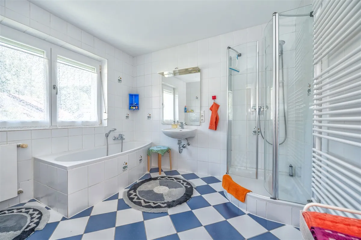 Großzügiges Zweifamilienhaus auf schönem Grundstück mit genügend Platz für Ihre Ideen