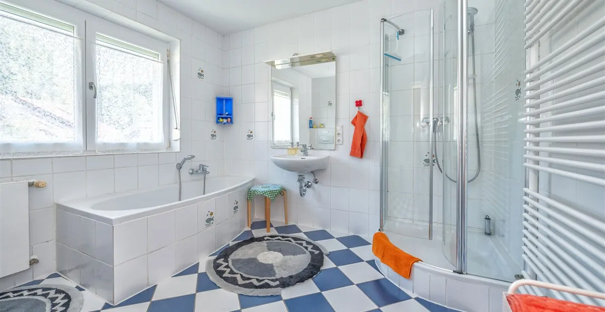 Großzügiges Zweifamilienhaus auf schönem Grundstück mit genügend Platz für Ihre Ideen