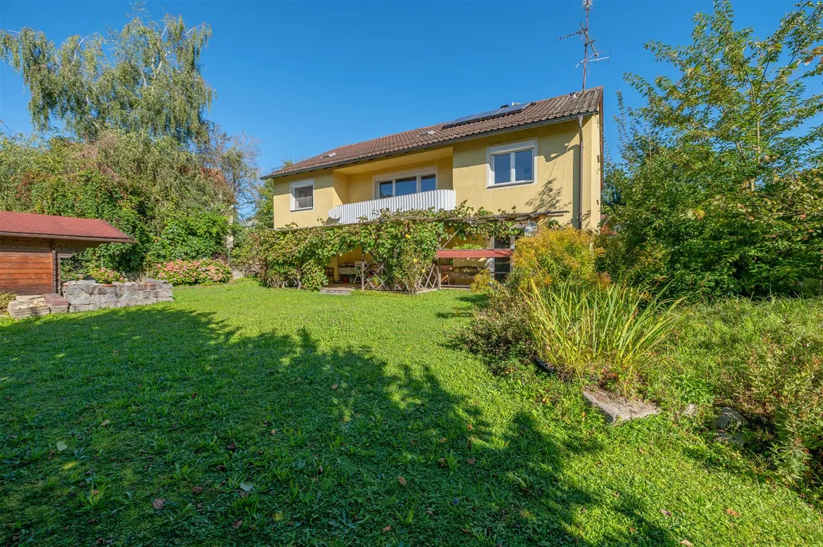 Großzügiges Zweifamilienhaus auf schönem Grundstück mit genügend Platz für Ihre Ideen