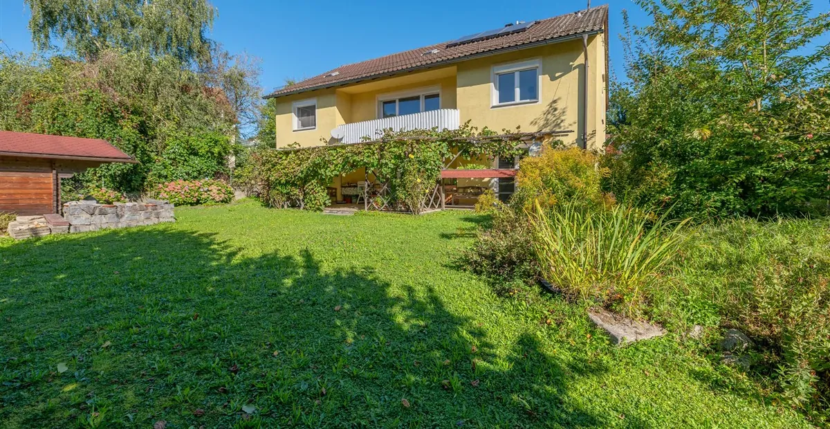 Großzügiges Zweifamilienhaus auf schönem Grundstück mit genügend Platz für Ihre Ideen