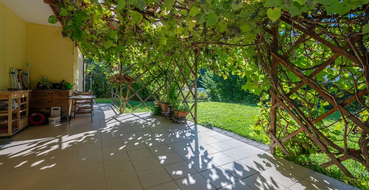 Großzügiges Zweifamilienhaus auf schönem Grundstück mit genügend Platz für Ihre Ideen