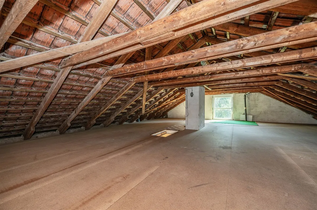 Großzügiges Zweifamilienhaus auf schönem Grundstück mit genügend Platz für Ihre Ideen