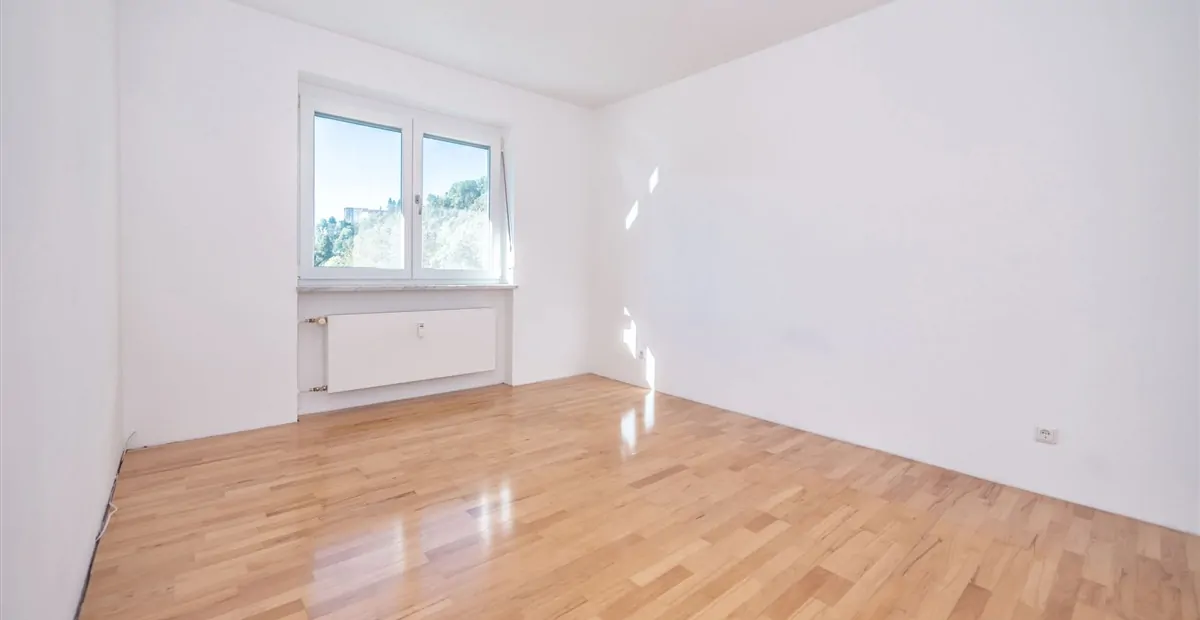 Großzügiges Zweifamilienhaus auf schönem Grundstück mit genügend Platz für Ihre Ideen