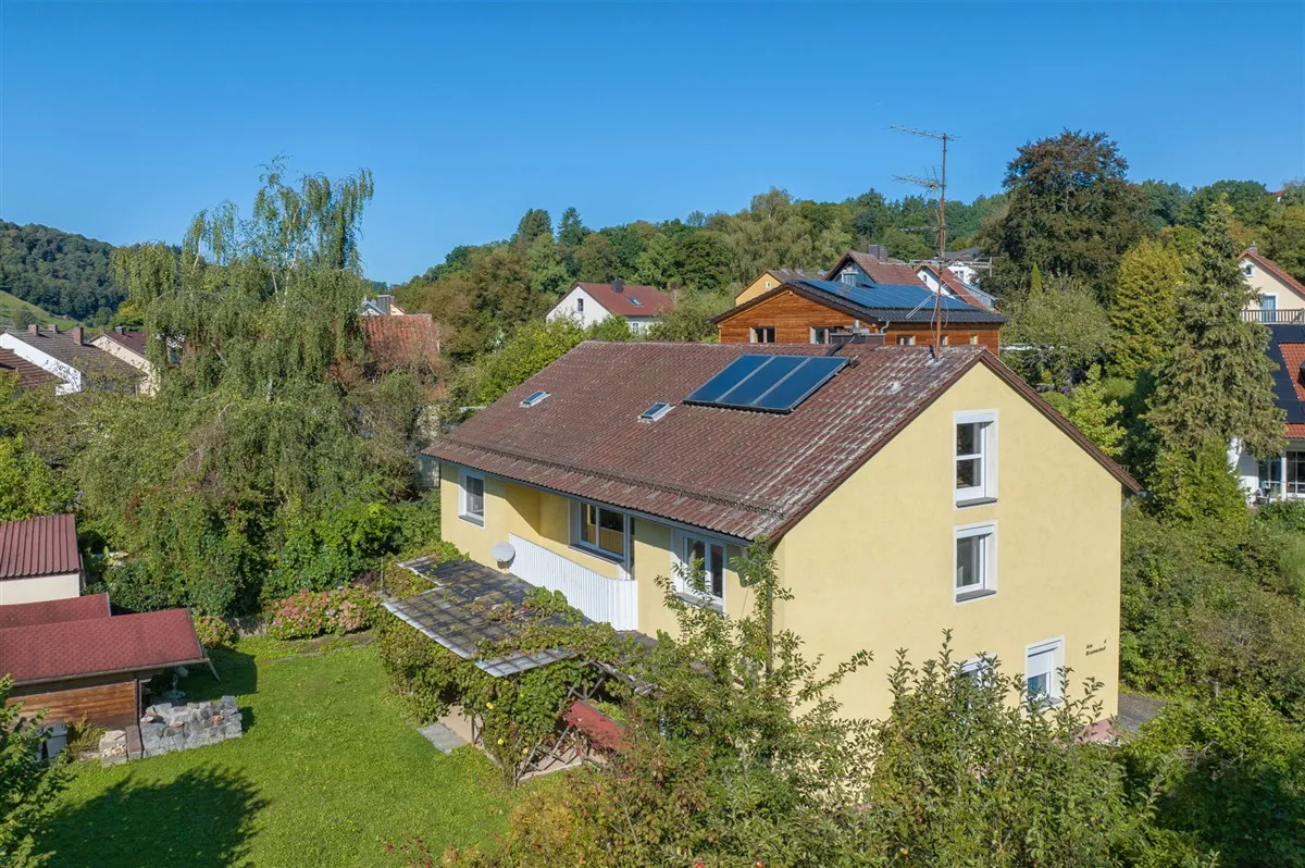 Großzügiges Zweifamilienhaus auf schönem Grundstück mit genügend Platz für Ihre Ideen