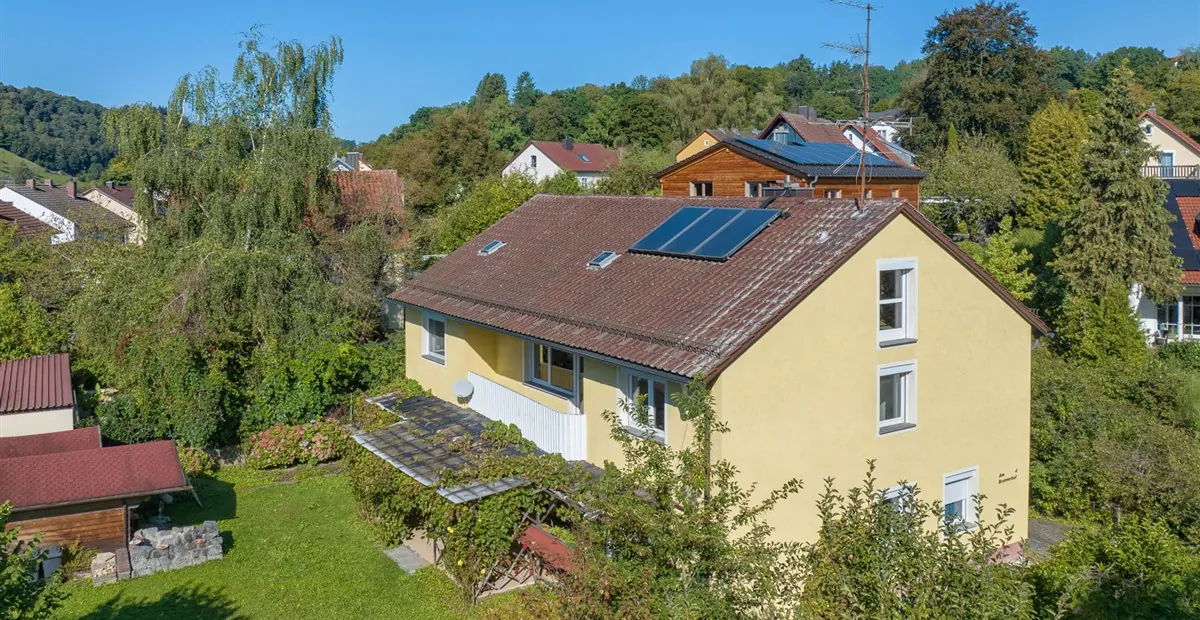 Großzügiges Zweifamilienhaus auf schönem Grundstück mit genügend Platz für Ihre Ideen