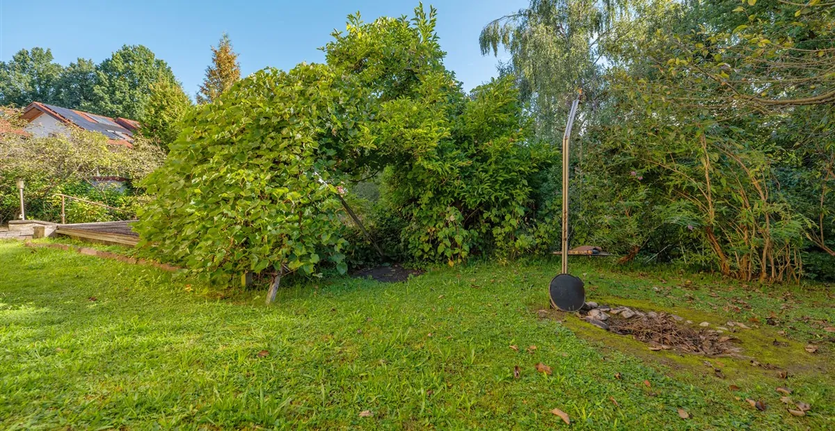 Großzügiges Zweifamilienhaus auf schönem Grundstück mit genügend Platz für Ihre Ideen