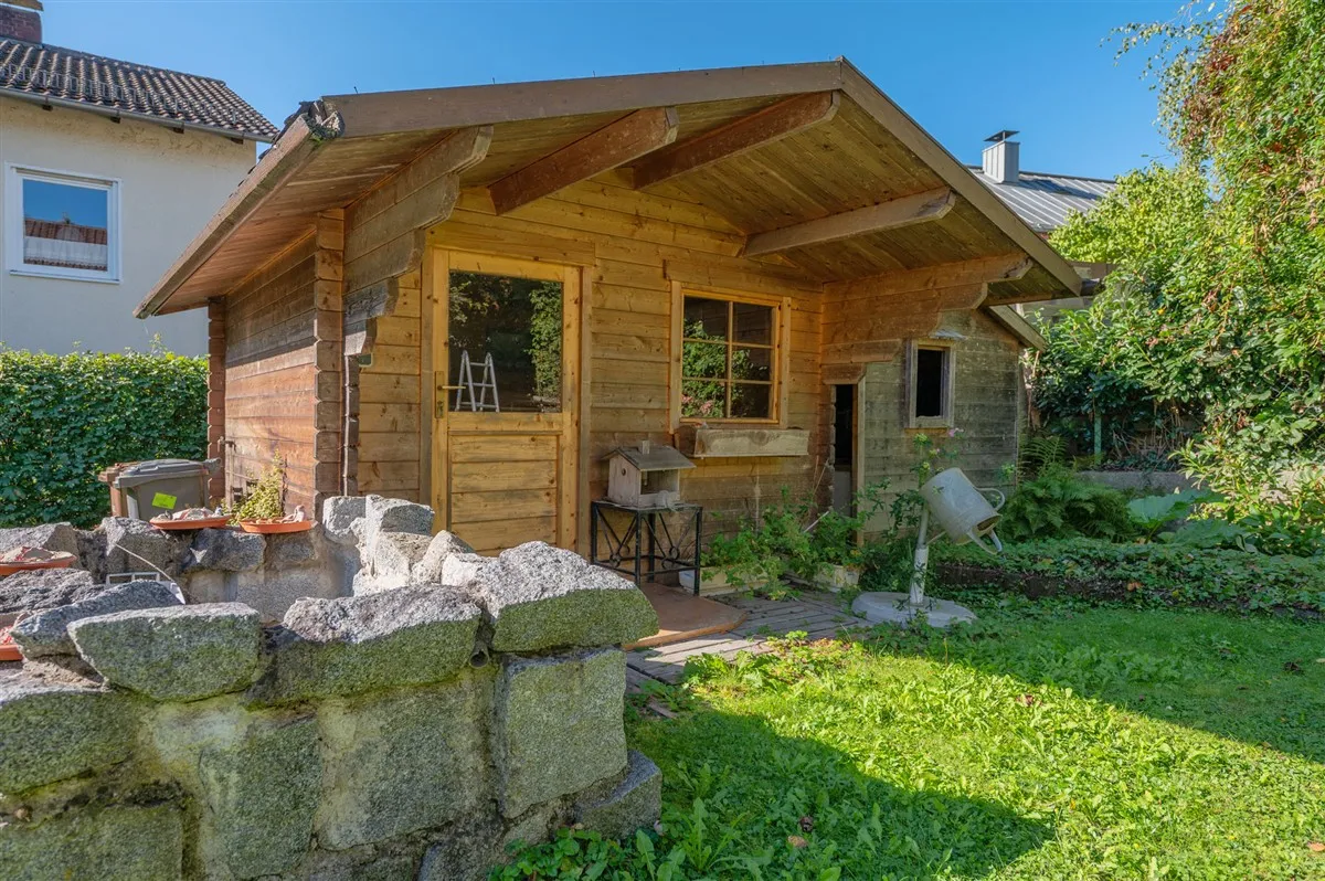 Großzügiges Zweifamilienhaus auf schönem Grundstück mit genügend Platz für Ihre Ideen