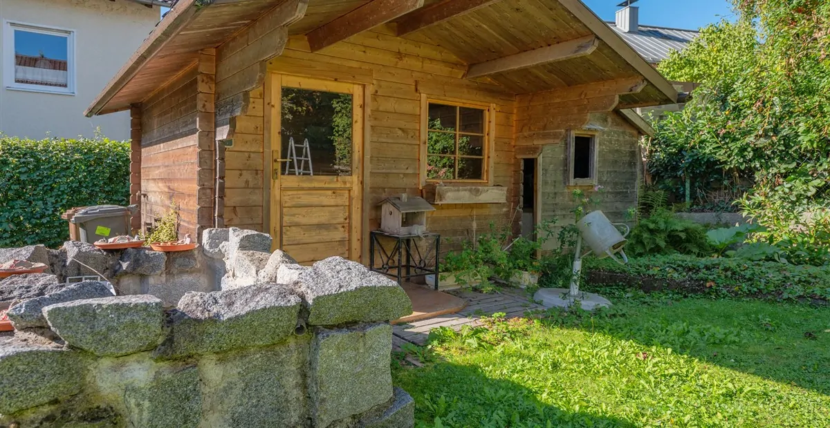 Großzügiges Zweifamilienhaus auf schönem Grundstück mit genügend Platz für Ihre Ideen