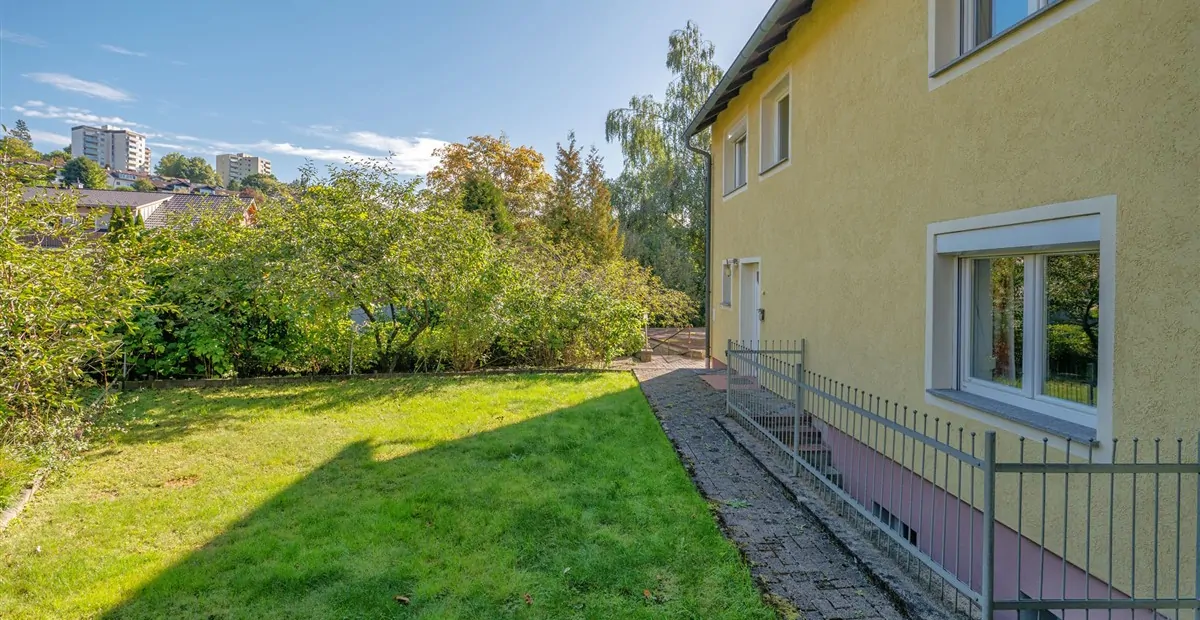 Großzügiges Zweifamilienhaus auf schönem Grundstück mit genügend Platz für Ihre Ideen