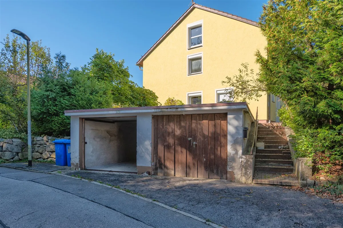 Großzügiges Zweifamilienhaus auf schönem Grundstück mit genügend Platz für Ihre Ideen