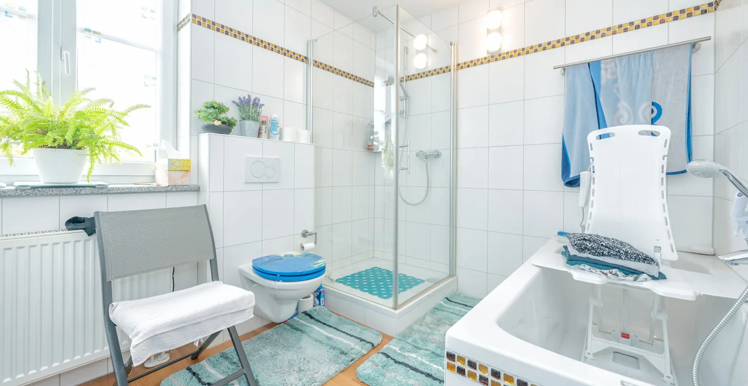 Helle, moderne, ebenerdige 3-Zi.-Whg. mit Südbalkon und Garage