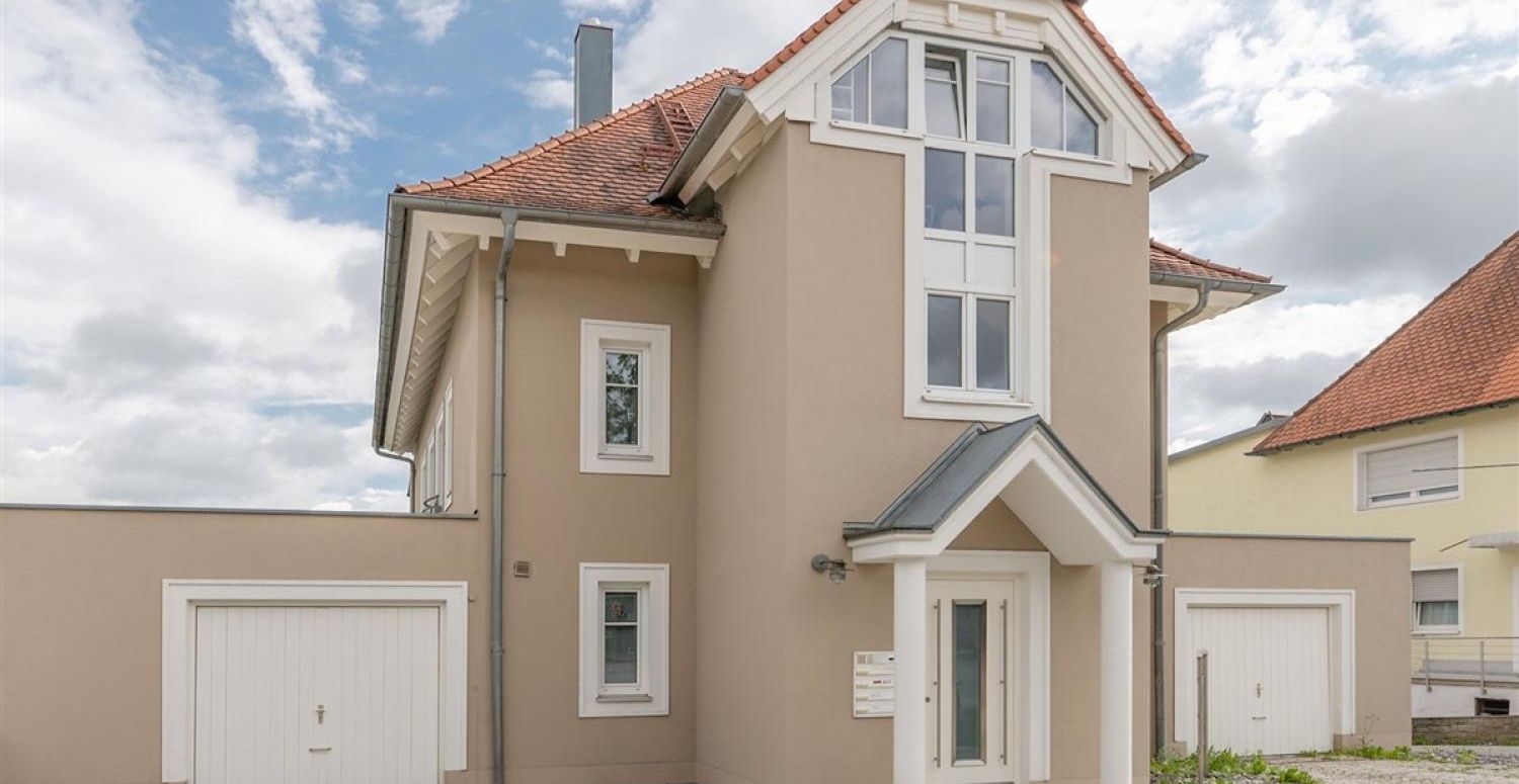 Helle, moderne, ebenerdige 3-Zi.-Whg. mit Südbalkon und Garage