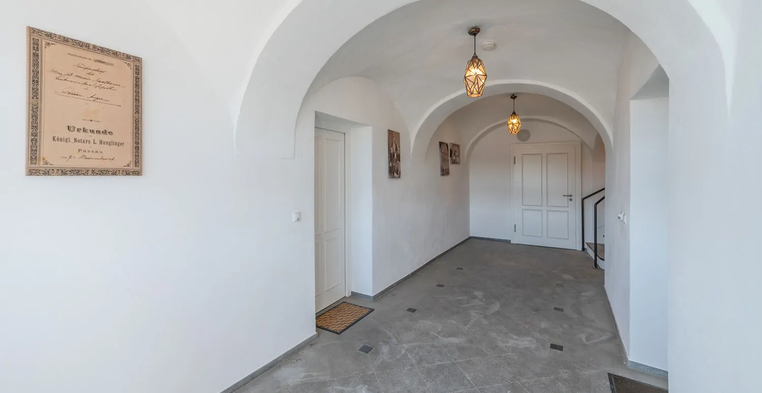 Denkmalgeschützter Altbau: 3-Zimmer-Wohnung mit spektakulärem Felsengarten