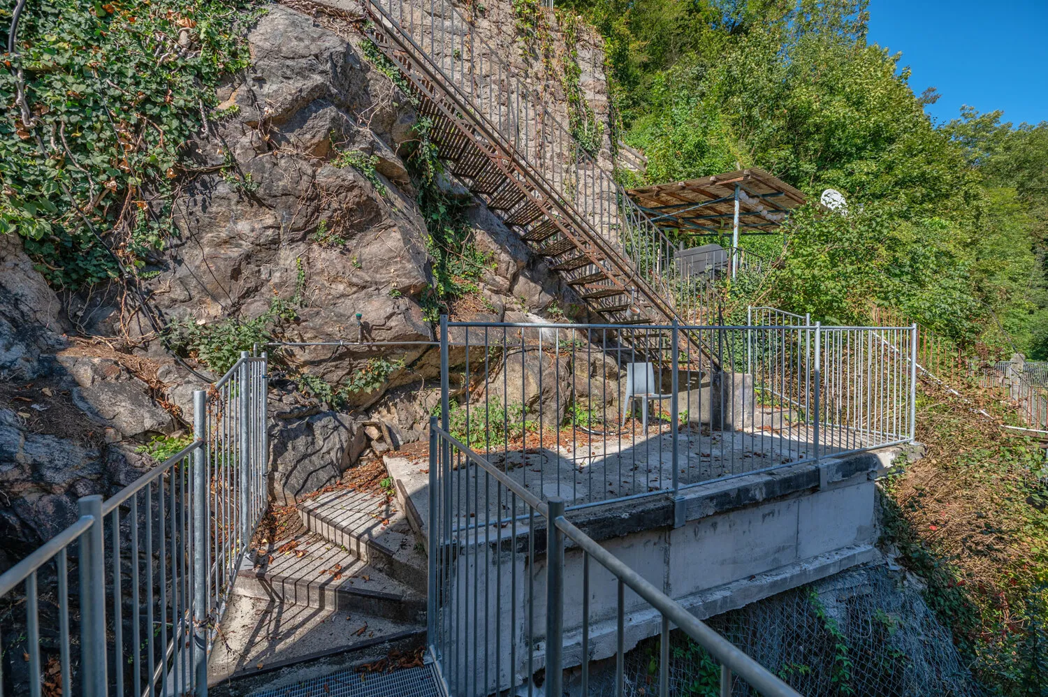 3-Zimmer-Altbau-Wohnung mit spektakulärem Felsengarten
