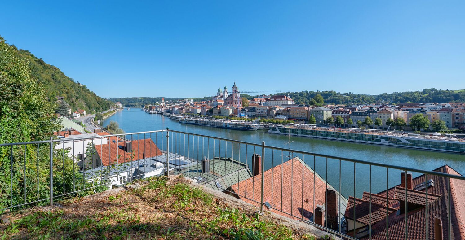 Denkmalgeschützter Altbau: 2-Zimmer-Wohnung mit spektakulärem Felsengarten