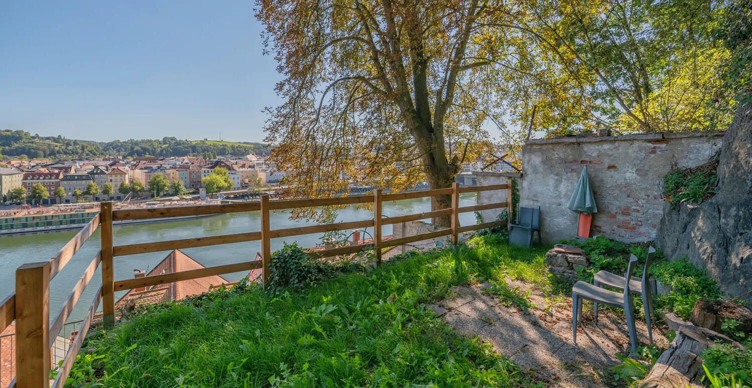 Denkmalgeschützter Altbau: 3-Zimmer-Wohnung mit spektakulärem Felsengarten
